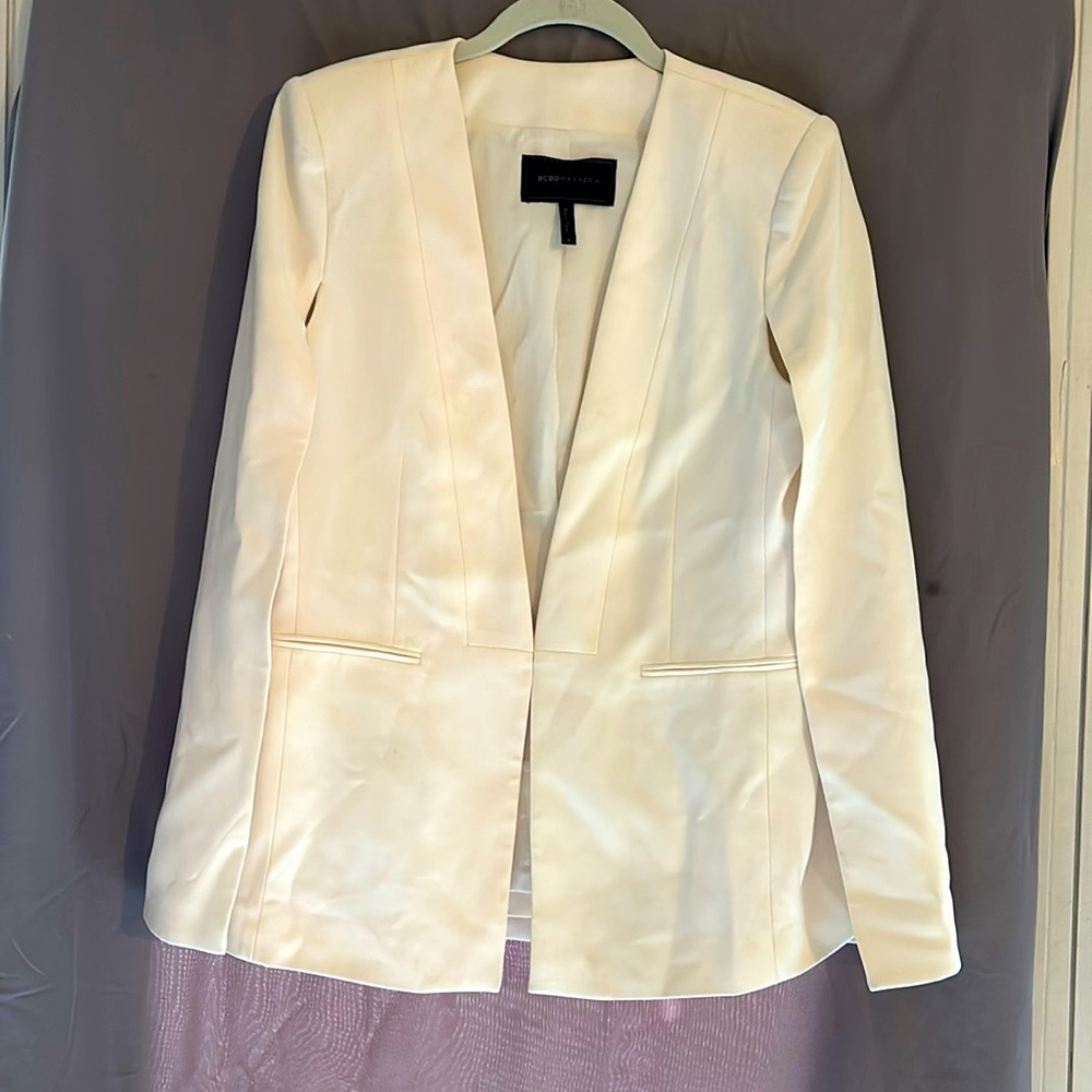 New BCBG MaxAzria Upas Cape White, Chic! Size medium
